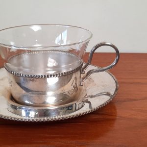 Theekopje met zilver en glas