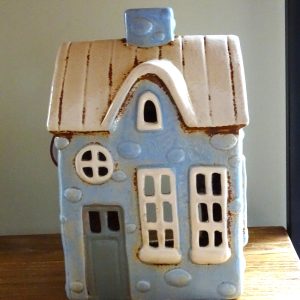 Theelicht huis in blauw met dakkapel en grote ramen