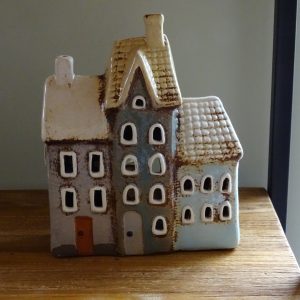 Village Pottery theelichthouder met drie huisjes