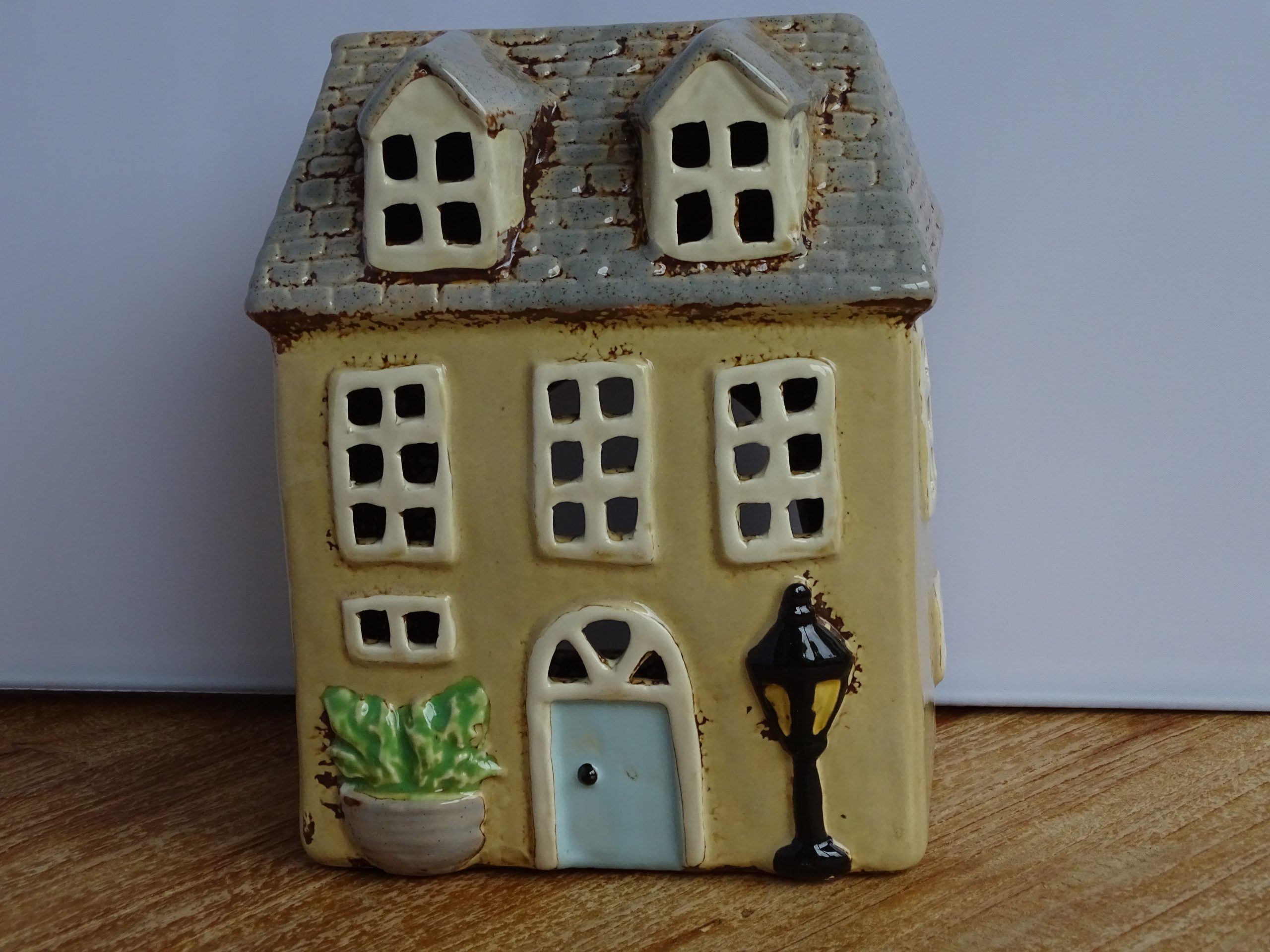 Village Pottery herberg met lantaarn