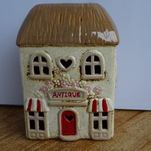 Antique winkel theelicht huisje