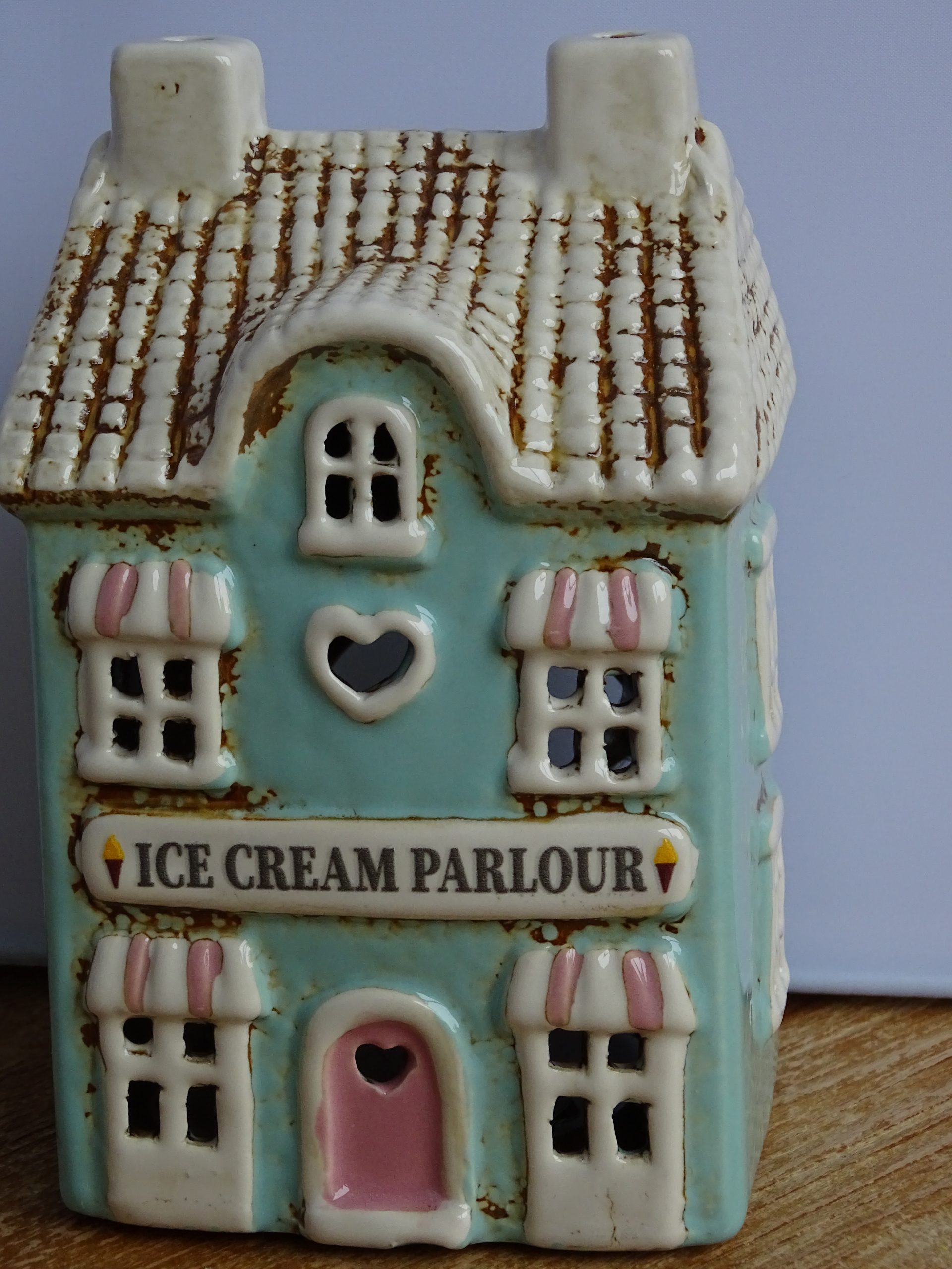 De Village Pottery Ice Cream Bar House